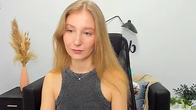 Snapshot of LolaWilsons chatting on 03-10-25, 10:39 LolaWilsons online show from 03-10-25, 10:39