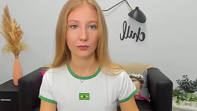 Snapshot of LolaWilsons chatting on 09-20-25, 08:41 LolaWilsons online show from 09-20-25, 08:41