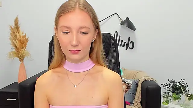 Snapshot of LolaWilsons chatting on 02-22-25, 08:18 LolaWilsons online show from 02-22-25, 08:18