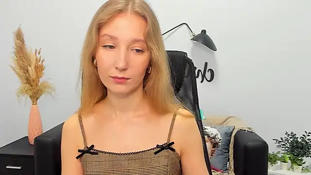 Snapshot of LolaWilsons chatting on 03-05-25, 08:00 LolaWilsons online show from 03-05-25, 08:00