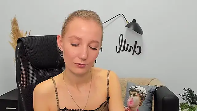 Snapshot of LolaWilsons chatting on 03-21-25, 12:28 LolaWilsons online show from 03-21-25, 12:28