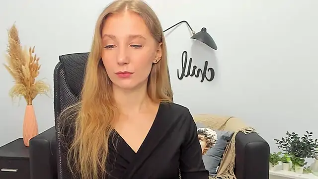 Snapshot of LolaWilsons chatting on 02-27-25, 12:23 LolaWilsons online show from 02-27-25, 12:23