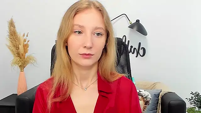 Snapshot of LolaWilsons chatting on 03-20-25, 06:08 LolaWilsons online show from 03-20-25, 06:08