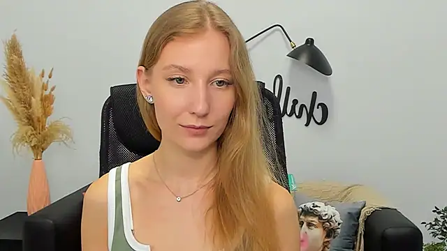 Snapshot of LolaWilsons chatting on 03-19-25, 12:23 LolaWilsons online show from 03-19-25, 12:23