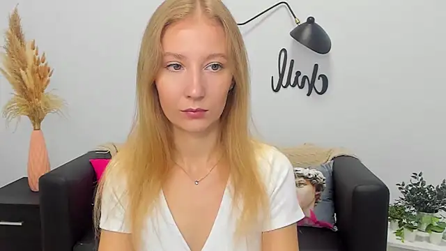 Snapshot of LolaWilsons chatting on 09-19-25, 06:17 LolaWilsons online show from 09-19-25, 06:17