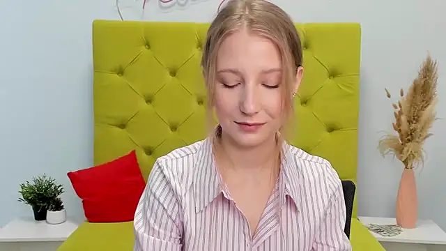 Snapshot of LolaWilsons chatting on 02-25-26, 07:19 LolaWilsons online show from 02-25-26, 07:19