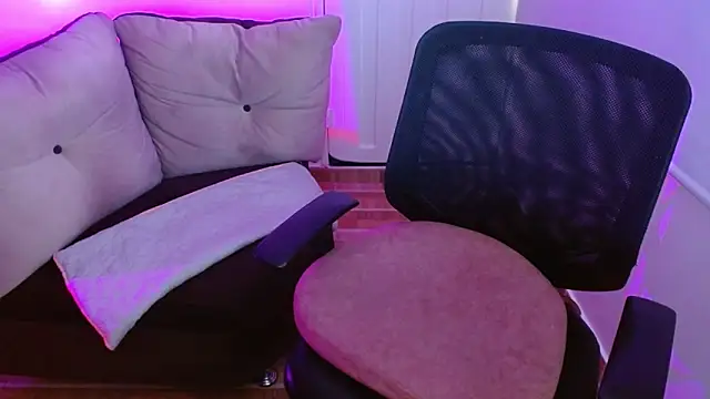 Snapshot of milfrousse chatting on 02-27-26, 10:31 milfrousse online show from 02-27-26, 10:31