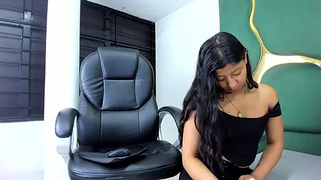 VaneLin18 online show from 11-28-25, 03:23