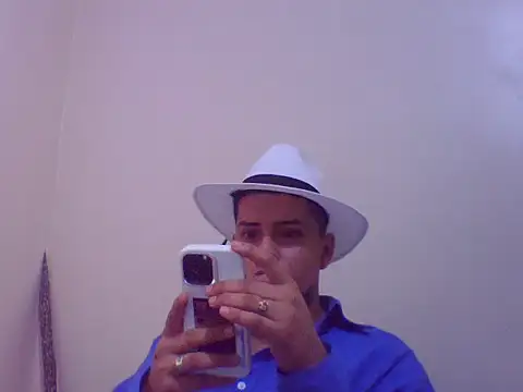 Snapshot of Malandralle chatting on 12-05-25, 01:27 Malandralle online show from 12-05-25, 01:27