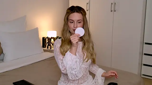 RozzitaBedberry online show from 12-21-25, 12:18