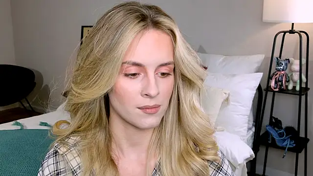 RozzitaBedberry online show from 10-19-25, 01:47