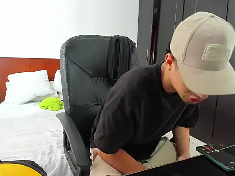 Snapshot of Chandler_ken chatting on 10-25-25, 04:29 Chandler ken online show from 10-25-25, 04:29