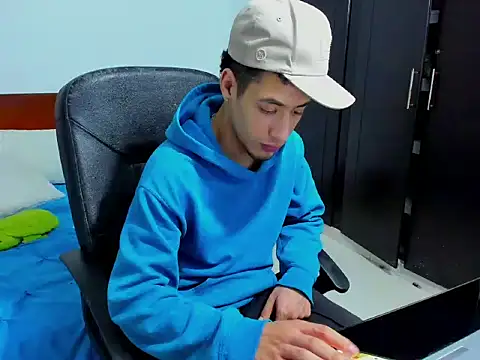 Snapshot of Chandler_ken chatting on 10-31-25, 01:13 Chandler ken online show from 10-31-25, 01:13