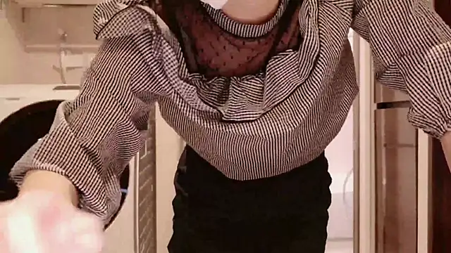 Snapshot of Mia--meow chatting on 01-15-25, 04:21 Mia--meow online show from 01-15-25, 04:21
