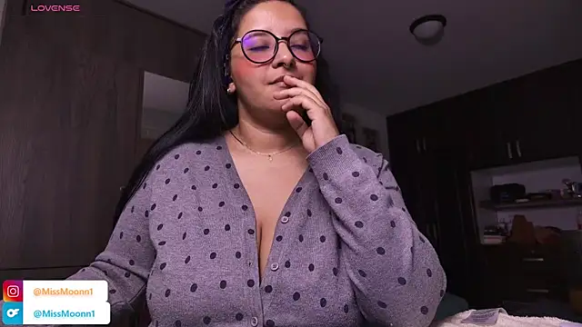 Snapshot of Steph_moon_ chatting on 10-29-25, 01:04 Steph moon  online show from 10-29-25, 01:04