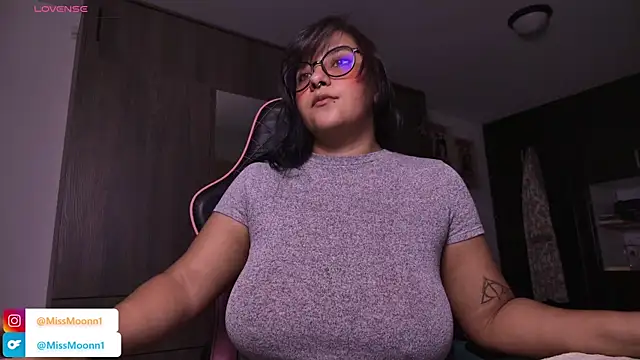 Snapshot of Steph_moon_ chatting on 10-08-25, 01:51 Steph moon  online show from 10-08-25, 01:51