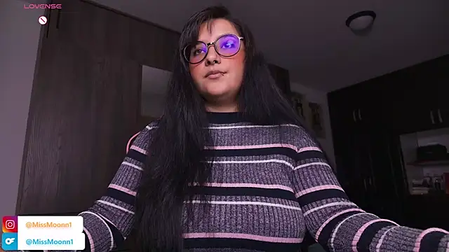 Steph moon  online show from 11-08-25, 08:23