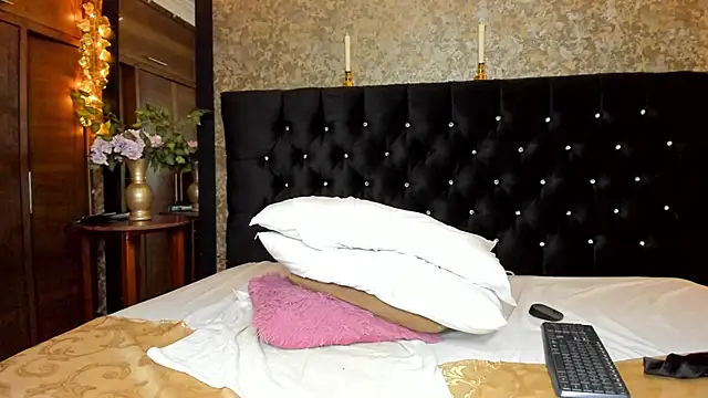 Snapshot of emma_xuee chatting on 03-12-25, 01:36 emma xuee online show from 03-12-25, 01:36