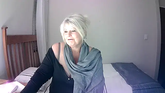 Snapshot of Miahotmilf chatting on 01-16-25, 06:48 Miahotmilf online show from 01-16-25, 06:48