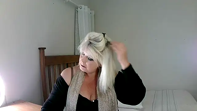 Snapshot of Miahotmilf chatting on 03-08-25, 05:54 Miahotmilf online show from 03-08-25, 05:54