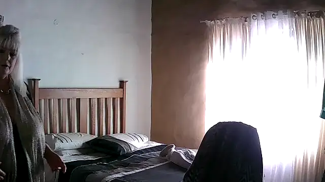 Snapshot of Miahotmilf chatting on 11-16-25, 01:38 Miahotmilf online show from 11-16-25, 01:38