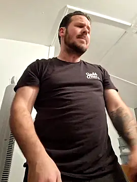 Snapshot of chrisB09 chatting on 12-15-25, 06:25 chrisB09 online show from 12-15-25, 06:25