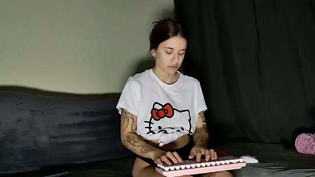 Snapshot of MazzyDoll chatting on 10-26-25, 01:33 MazzyDoll online show from 10-26-25, 01:33