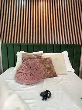 Snapshot of MonicaMoret chatting on 03-17-26, 12:08 MonicaMoret online show from 03-17-26, 12:08