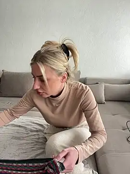 Snapshot of belle98 chatting on 03-18-25, 03:33 belle98 online show from 03-18-25, 03:33