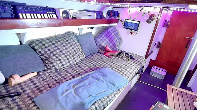 Honeykiss23 online show from 11-16-25, 07:40