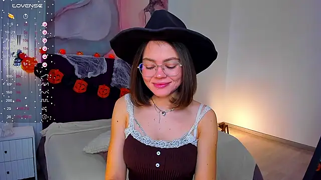 Kelly Cuutie online show from 10-30-25, 01:04