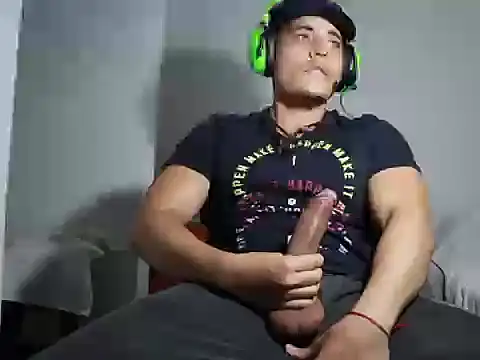 Snapshot of SeanToro chatting on 10-12-25, 01:40 SeanToro online show from 10-12-25, 01:40
