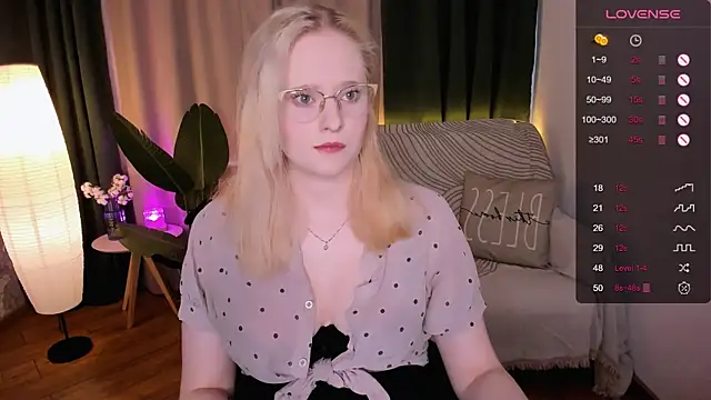 Snapshot of Aemilia_ chatting on 03-11-25, 08:52 Aemilia online show from 03-11-25, 08:52