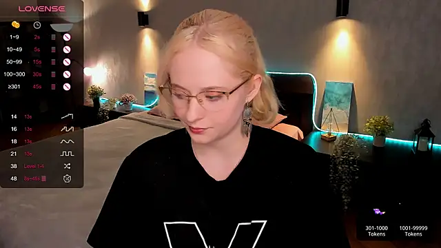 Snapshot of Aemilia_ chatting on 02-06-25, 12:15 Aemilia online show from 02-06-25, 12:15