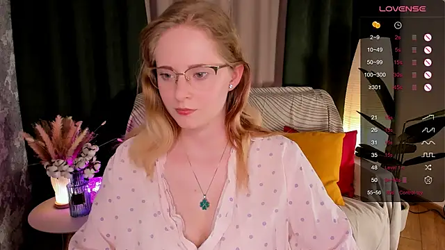 Snapshot of Aemilia_ chatting on 06-11-26, 08:33 Aemilia online show from 06-11-26, 08:33