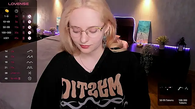 Snapshot of Aemilia_ chatting on 02-04-25, 09:28 Aemilia online show from 02-04-25, 09:28