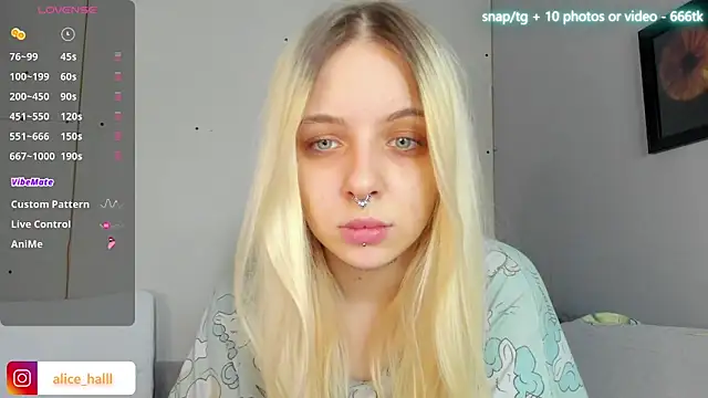 Snapshot of Alice_Halle chatting on 03-06-25, 05:03 Alice Halle online show from 03-06-25, 05:03