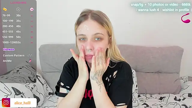 Snapshot of Alice_Halle chatting on 03-08-25, 08:44 Alice Halle online show from 03-08-25, 08:44