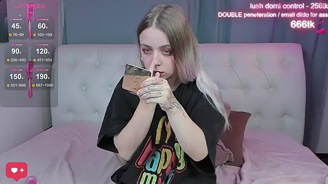 Snapshot of Alice_Halle chatting on 10-20-25, 02:46 Alice Halle online show from 10-20-25, 02:46