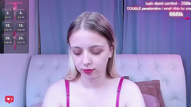 Snapshot of Alice_Halle chatting on 10-12-25, 01:23 Alice Halle online show from 10-12-25, 01:23