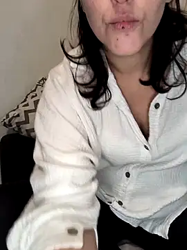 Snapshot of Linalicious chatting on 05-15-26, 06:06 Linalicious online show from 05-15-26, 06:06