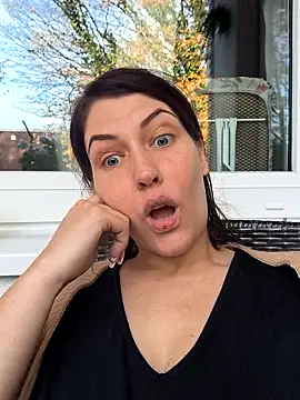 Linalicious online show from 11-06-25, 02:21