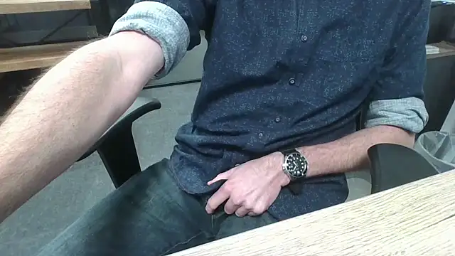 Snapshot of Michealtje85 chatting on 01-15-26, 04:10 Michealtje85 online show from 01-15-26, 04:10