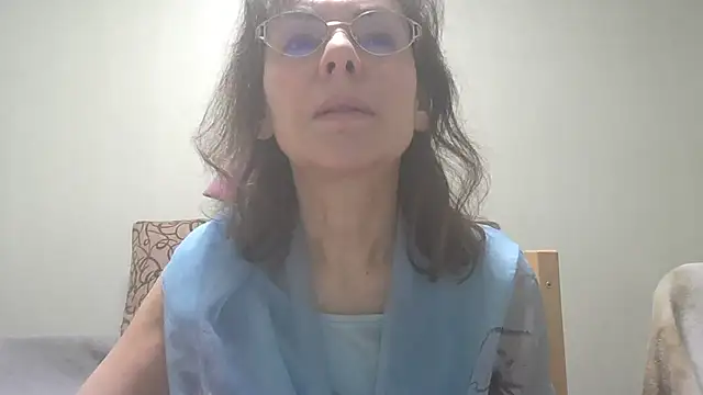 Snapshot of HollyJewel chatting on 03-05-25, 05:50 HollyJewel online show from 03-05-25, 05:50