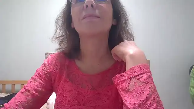 Snapshot of HollyJewel chatting on 10-15-25, 03:42 HollyJewel online show from 10-15-25, 03:42