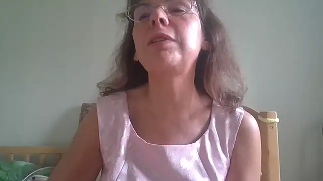 Snapshot of HollyJewel chatting on 10-06-25, 11:55 HollyJewel online show from 10-06-25, 11:55