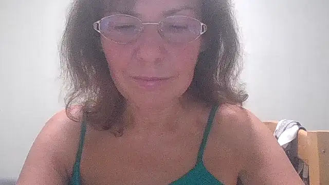 Snapshot of HollyJewel chatting on 09-28-25, 06:59 HollyJewel online show from 09-28-25, 06:59