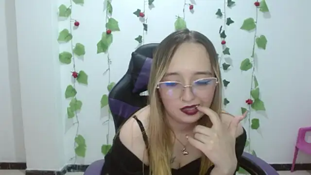 Liaroberts1 online show from 05-09-26, 04:49