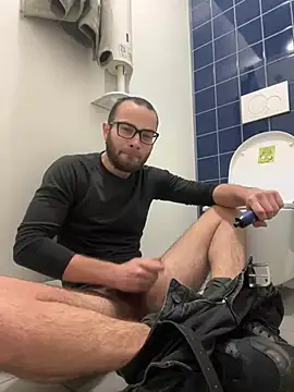 Snapshot of 0maxx00 chatting on 01-06-25, 10:24 0maxx00 online show from 01-06-25, 10:24