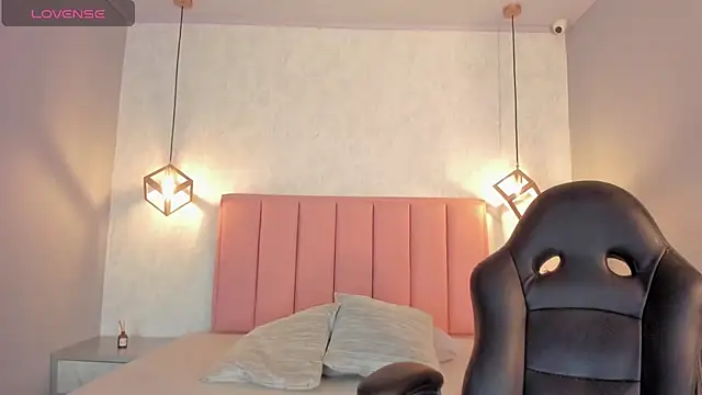 SUNNYCYRUS online show from 10-28-25, 12:37